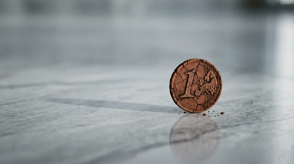 Γιατί η ΕΚΤ αυξάνει τα επιτόκια στην ύφεση